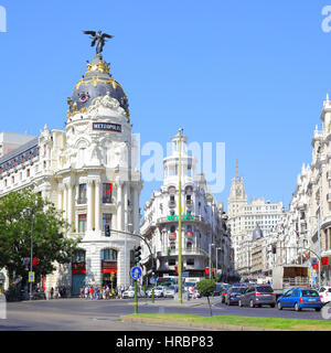 MADRID, ESPAGNE - 01 septembre 2016 : la circulation près de l'immeuble Metropolis à Madrid Banque D'Images