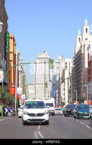 MADRID, ESPAGNE - 06 septembre 2016 : la circulation sur la rue Gran Via Callao près du métro à Madrid Banque D'Images