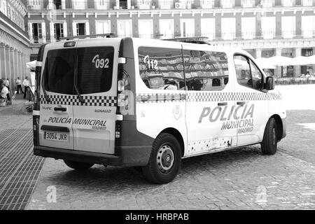 MADRID, ESPAGNE - 06 septembre 2016 : voiture de police sur la Plaza Mayor à Madrid. Image en noir et blanc Banque D'Images