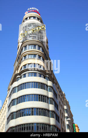 MADRID, ESPAGNE - 06 septembre 2016 : Le bâtiment avec l'enseigne au néon à Madrid Banque D'Images