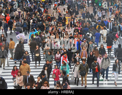 Vue aérienne sur les piétons traversant street à Shibuya Tokyo Kanto Japon Banque D'Images