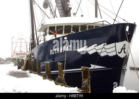 La flotte de pêche du port de Portland hiver neige brouillard à dock Portland Maine New England USA Banque D'Images