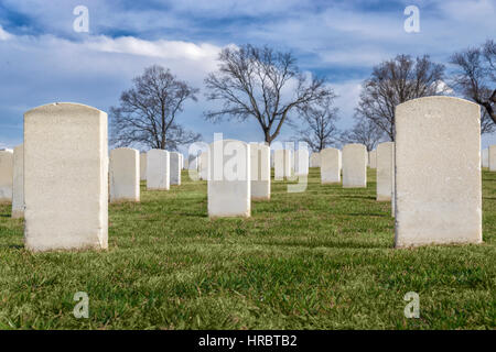 Les rangées de pierres tombales blanches majestueux dans un cimetière d'anciens combattants des États-Unis. Les noms et les informations ont été retirées pour faire place à votre copie. Banque D'Images