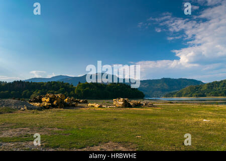 Panorama incroyable lac Bicaz, massif Ceahlau, montagnes Carpates orientales, Moldova, Roumanie Banque D'Images