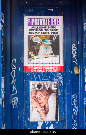 Private Eye couvercle avant avec pétition pour arrêter trump visite et la signature de la Reine. Couverture de magazine d'amour ci-dessous avec Sienna Miller photo. Soho, London, UK Banque D'Images