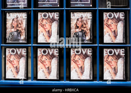 Love magazine couvre sur une vitrine. Sienna Miller et Kaia Gerber, ont été photographiées par Kendall Jenner. L'amour est un bi-annuel British style magazine f Banque D'Images