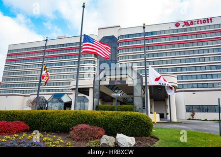 Hôtel Marriott, avec drapeaux en berne pour Pearl Harbor Day, près de Baltimore Washington International Airport (BWI) à Linthicum Heights, Maryland, le 7 décembre 2016. Banque D'Images