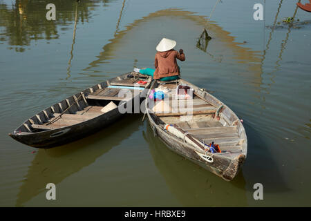 Dame de pêche des bateaux sur la rivière Thu Bon, Hoi An (Site du patrimoine mondial de l'UNESCO), Vietnam Banque D'Images