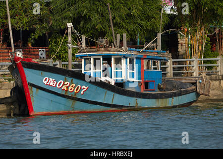 Bateau de pêche sur la rivière Thu Bon, Hoi An (Site du patrimoine mondial de l'UNESCO), Vietnam Banque D'Images