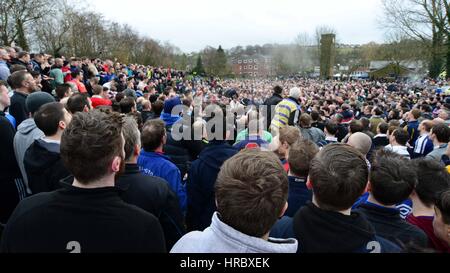 Le Mardi Gras Royal Football, Ashbourne, UK. Photo : Scott Bairstow Banque D'Images