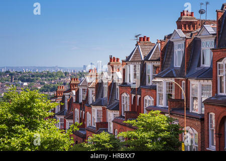 Des maisons de brique de Muswell Hill et panorama de Londres avec les gratte-ciel de l'arrière-plan à Canary Wharf, London, UK Banque D'Images