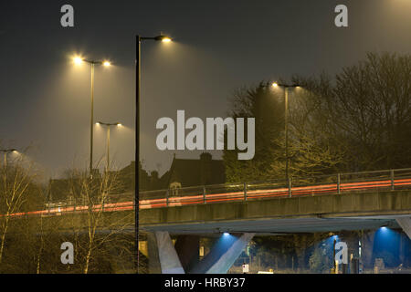 Une longue exposition de voitures conduire sur l'autoroute menant à Birmingham, UK Banque D'Images