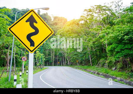 Route sinueuse dans la montagne à signer en région rurale. Banque D'Images