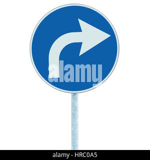 Tournez à droite de l'avant panneau de signalisation, isolé de la circulation routière rond bleu blanc signalisation, l'icône en forme de flèche et le châssis roadsign, pôle gris poster Banque D'Images