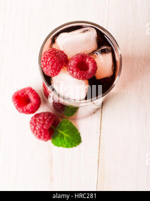 Red Raspberry drink with ice cube sur un fond de bois, vue du dessus Banque D'Images