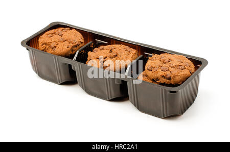 Les cookies au chocolat emballé dans un contenant en plastique brun isolé sur fond blanc Banque D'Images