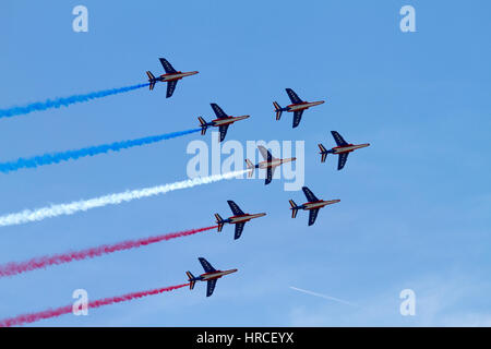 Avions à réaction de groupe acrobatique de l'Armée de l'Air française dimensions drapeau français figure dans le ciel, pendant le Bourget Paris air show Banque D'Images