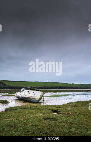 Bateau abandonné reste sombre couvert Estuaire Gannel échoués jour Newquay Cornwall UK weather Banque D'Images