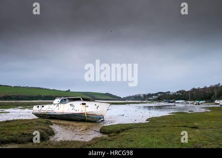 Bateau abandonné reste sombre couvert Estuaire Gannel échoués jour Newquay Cornwall UK weather Banque D'Images