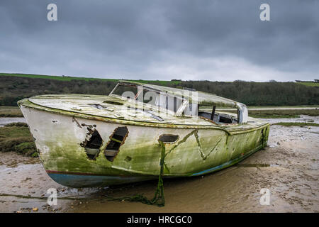 Bateau abandonné reste sombre couvert Estuaire Gannel échoués jour Newquay Cornwall UK weather Banque D'Images