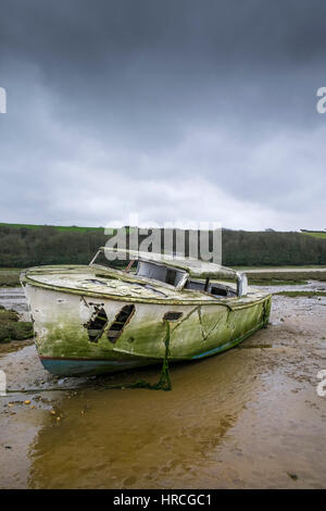 Bateau abandonné reste sombre couvert Estuaire Gannel échoués jour Newquay Cornwall UK weather Banque D'Images