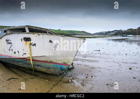 Bateau abandonné reste sombre couvert Estuaire Gannel échoués jour Newquay Cornwall UK weather Banque D'Images