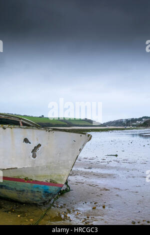 Bateau échoué sur la proue reste abandonné l'estuaire Gannel couvert sombre jour Newquay Cornwall UK weather Banque D'Images