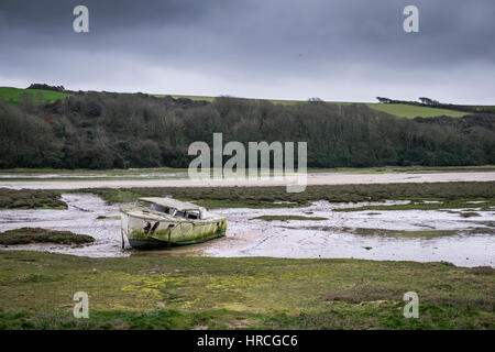 Bateau abandonné reste sombre couvert Estuaire Gannel échoués jour Newquay Cornwall UK weather Banque D'Images