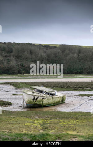 Bateau abandonné reste sombre couvert Estuaire Gannel échoués jour Newquay Cornwall UK weather Banque D'Images