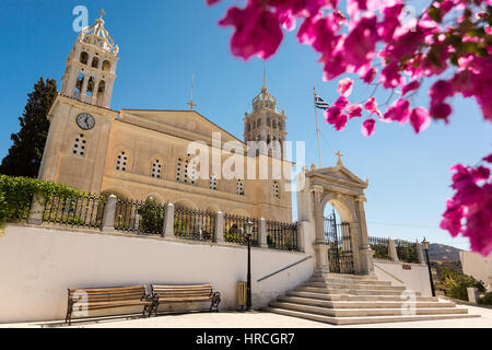 L'église orthodoxe avec tour de l'horloge en Grèce avec le magenta fleurs en premier plan Banque D'Images