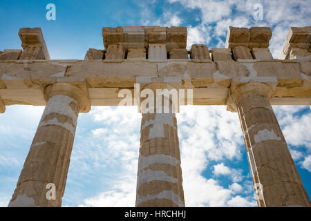 Détail de l'ancien des colonnes doriques à l'Acropole, Athènes avec une vue en gros de trois d'entre elles à la recherche jusqu'à la capitale Banque D'Images