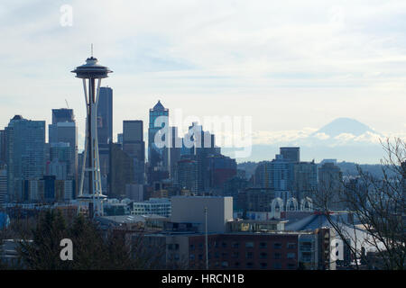 SEATTLE, Washington, USA - JAN 23rd, 2017 : Seattle skyline panorama vu de Kerry Park au cours de la lumière du matin avec le Mont Rainier dans l'arrière-plan Banque D'Images