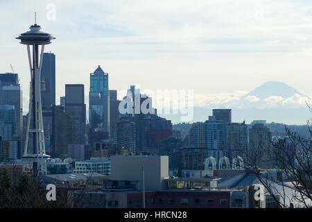 SEATTLE, Washington, USA - JAN 23rd, 2017 : Seattle skyline panorama vu de Kerry Park au cours de la lumière du matin avec le Mont Rainier dans l'arrière-plan Banque D'Images