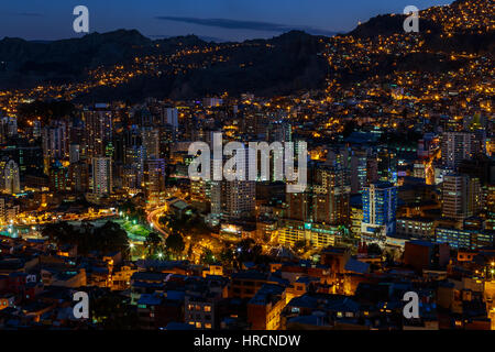 Vue de nuit allumé La Paz megapolis, Bolivie, Amérique du Sud Banque D'Images