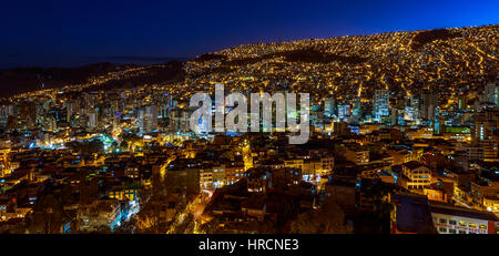 Vue panoramique de nuit allumé Central Business District, La Paz, Bolivie, Amérique du Sud Banque D'Images