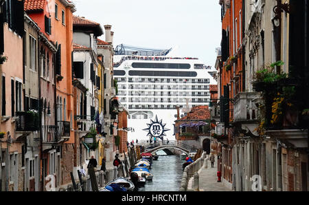 Venise, Italie : un grand navire sur la lagune commence. Venise, célèbre pour ses canaux, sereine est une destination majeure pour les croisières en Méditerranée. Chaque année, quelque 600 "gros bateaux" passer par Canal Giudecca, traiter les passagers aux vues de la 15e siècle, le Palais des Doges et la place Saint-Marc. Mais les critiques disent que les mastodontes flottants sont esthétiquement nuisibles, et d'inquiétude qu'une catastrophe comme le naufrage du Costa Concordia pourrait endommager irrémédiablement l'ancienne ville de l'architecture. Banque D'Images