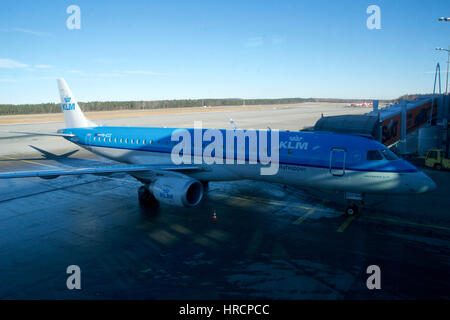 NUERMBERG, ALLEMAGNE - JAN 20th, 2017 : KLM Cityhopper Embraer ERJ-190STD ERJ-190-100 EZZ-PH d'enregistrement à l'entrée, prêts pour l'embarquement Banque D'Images