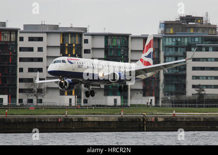British Airways Embraer ERJ-190 à l'atterrissage à l'aéroport de London City Banque D'Images