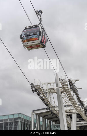 Cable car sur la tamise de Greenwich, Londres, sur la rive sud à la Royal Docks sur la rive nord. Banque D'Images