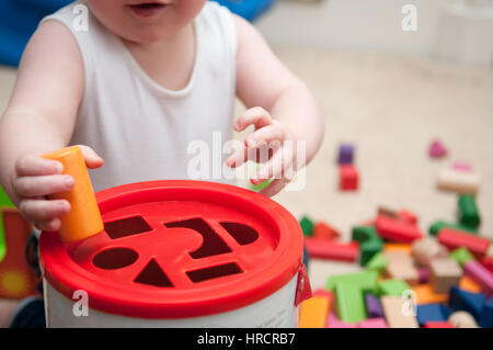 Bébé jouant avec des blocs et des formes de tri Banque D'Images