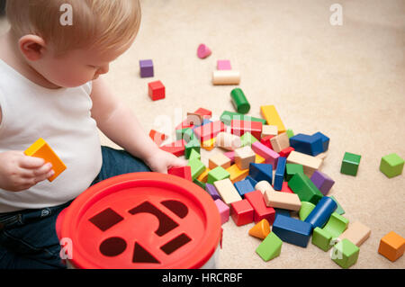 Bébé jouant avec des blocs et des formes de tri Banque D'Images