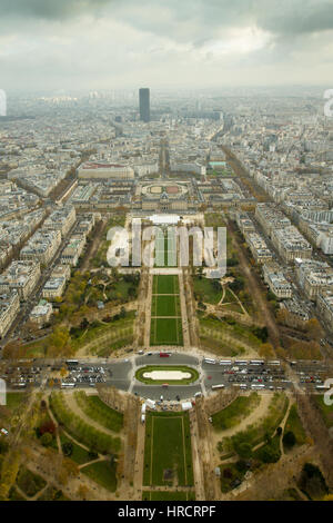 Vue aérienne de la ville de Paris, France de la Tour Eiffel sur un jour nuageux, une destination touristique populaire Banque D'Images