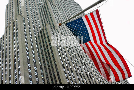 Le drapeau américain volant près de Rockefeller Plaza Banque D'Images