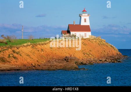 Phare de Wood Islands, perché sur une falaise de grès rouge, parc provincial de Wood Islands Banque D'Images