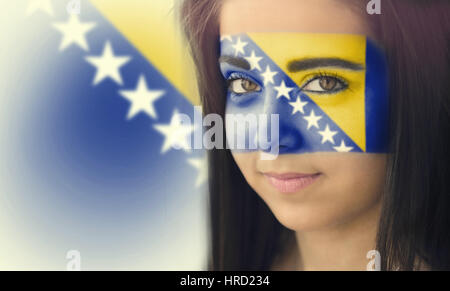 Le drapeau de la Bosnie-Herzégovine sur le visage d'une femme souriante. / Effets de couleurs et de balance des blancs personnalisée est ajoutée à cette photo. Banque D'Images