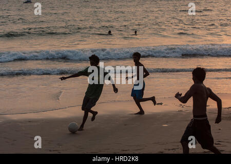 La mer,arabe,tourisme,Indiens, les touristes, familles, couples,,baignade,paradis coucher du soleil,plage,Calangute Baga,Goa, Inde,,Indian,Asia,Asiatique, Banque D'Images