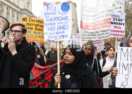 Une jeune étudiante musulmane manifestant est holding a placard lecture : "Cette planète est pour tout le monde, les frontières sont pour PERSONNE ! Il est tout au sujet de la liberté Banque D'Images