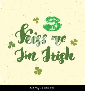 Embrasse-moi, je suis irlandais. St Patrick's Day Greeting card lettrage à la main avec les lèvres et les trèfles irlandais, maison de vacances signe calligraphique brossé vector illustration Illustration de Vecteur