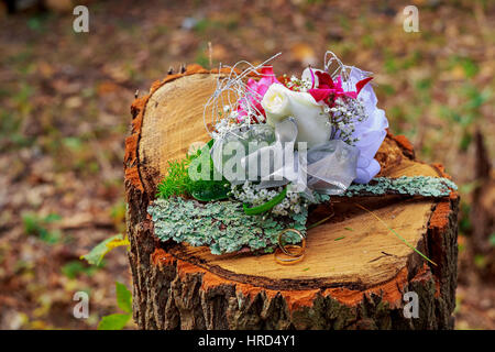 Mariage bouquet de pivoines roses, hortensias blancs et bleu clair avec des fleurs Banque D'Images