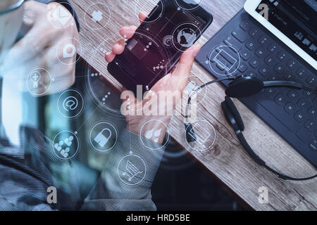 Vue du dessus de la main de l'homme à l'aide de VOIP casque avec station d'ordinateur tablette numérique,clavier,communication concept smart phone, support informatique, centre d'appels et de c Banque D'Images